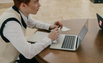 Best Online Business Ideas for Students in 2025