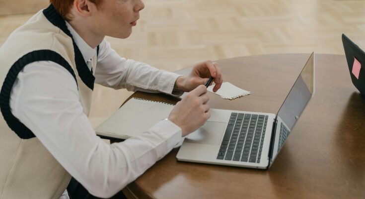 Best Online Business Ideas for Students in 2025