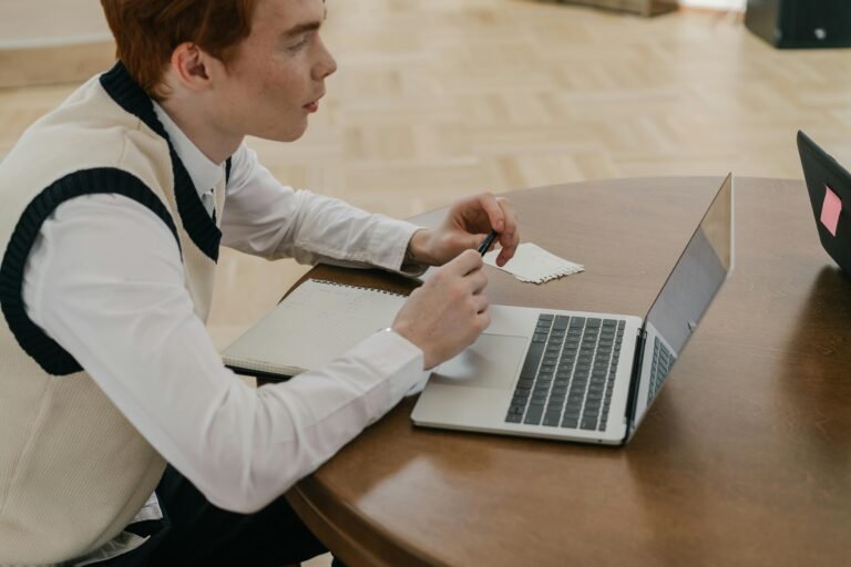 Best Online Business Ideas for Students in 2025
